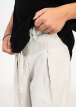 Σετ μαύρη κοντομάνικη μπλούζα  με μπεζ παντελονι - Image 3