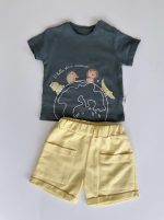 Σετ με κοντομάνικο μπλουζάκι & σορτς.